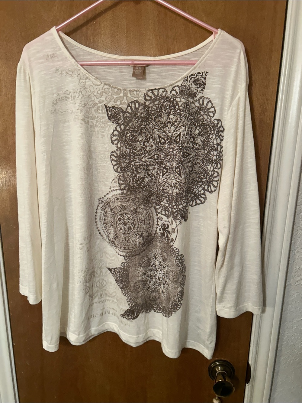 Women’s Cream Long-Sleeve Graphic Top. XL NWOT